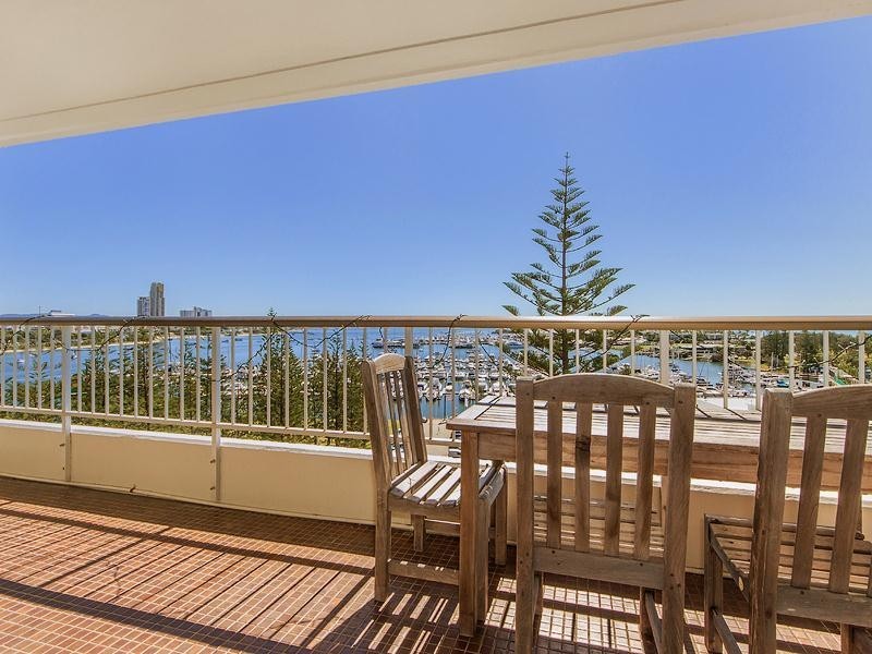 18 Macarthur Parade “Yachting Towers”, Main Beach QLD 4217