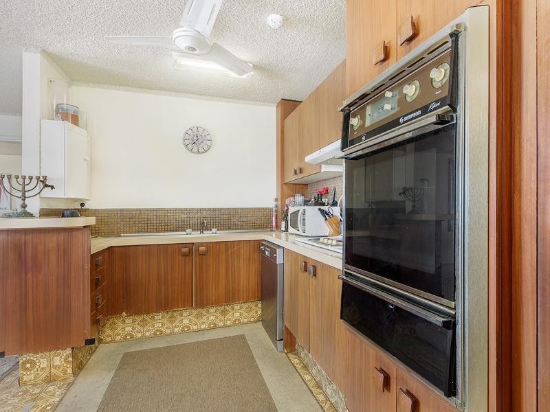 18 Macarthur Parade “Yachting Towers”, Main Beach QLD 4217