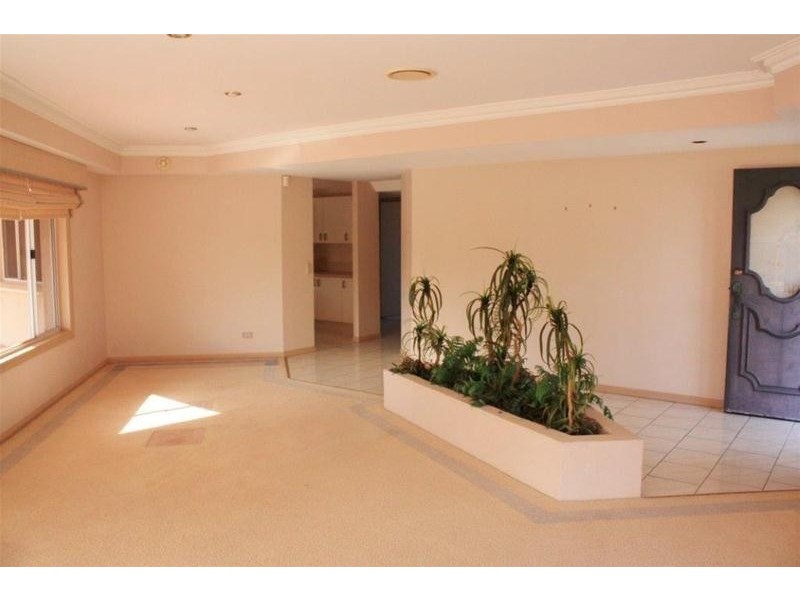 10 Rannock Avenue, Benowa Waters QLD 4217