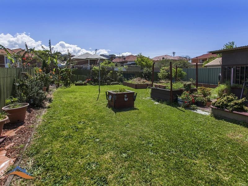 196 Northcliffe Drive, Warrawong NSW 2502