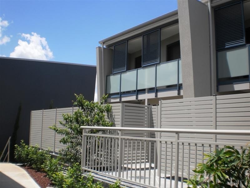 10/84 Woodlands Drive, Glenmore Park NSW 2745