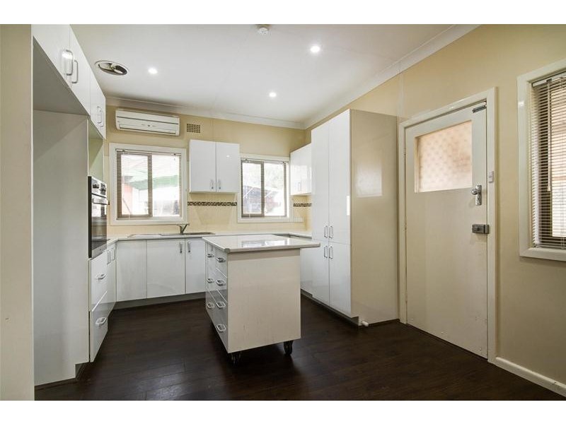 1 Kenarf  Close, Kingswood NSW 2747