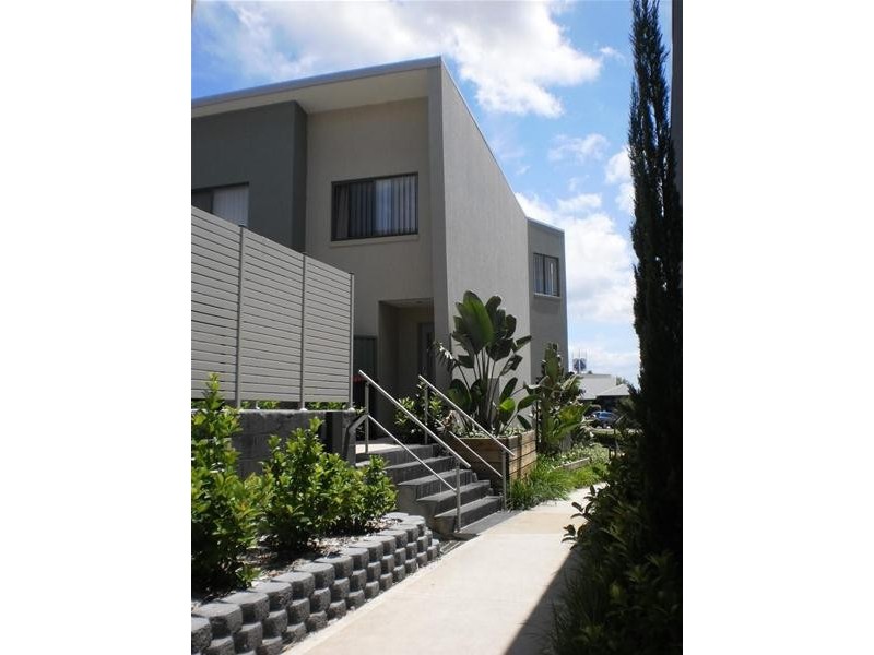 2/84 Woodlands Drive, Glenmore Park NSW 2745