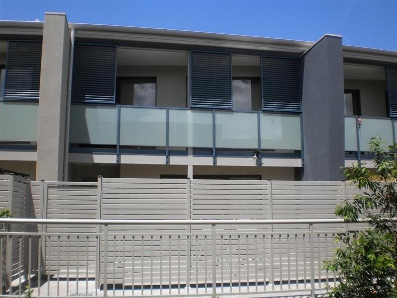 2/84 Woodlands Drive, Glenmore Park NSW 2745