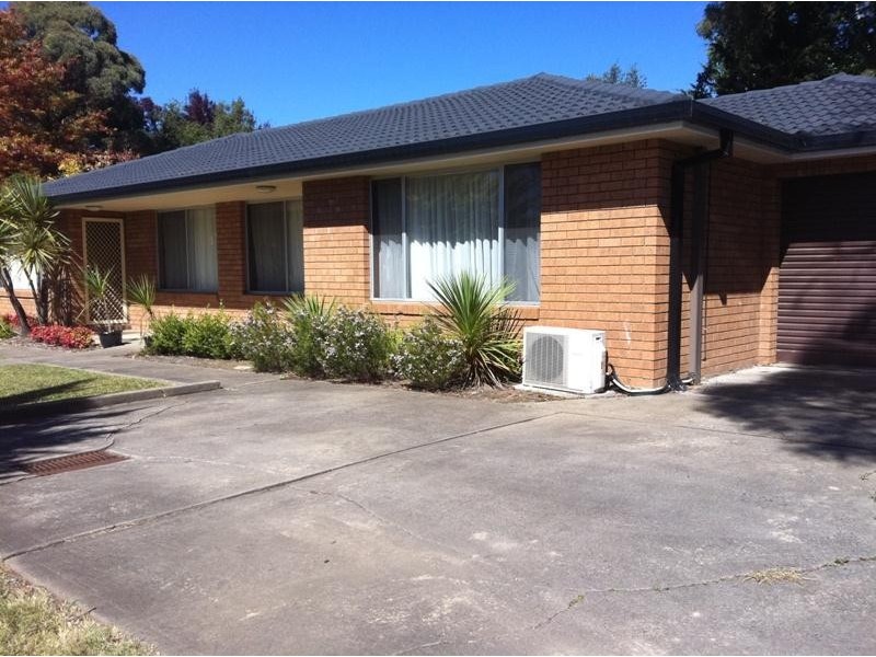 2/8 Cynthia Crescent, Armidale NSW 2350