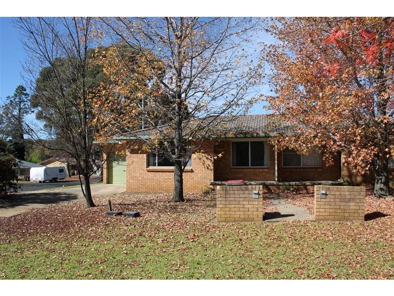 1/2 Robina Crescent, Armidale NSW 2350