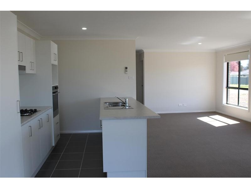 1/18 Lara Avenue, Armidale NSW 2350