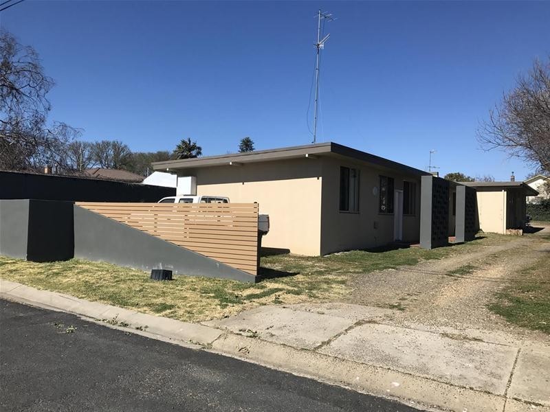 2/2 Speare Avenue, Armidale NSW 2350