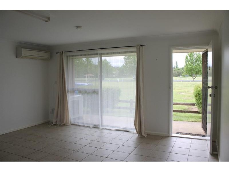 2/82 Douglas Street, Armidale NSW 2350