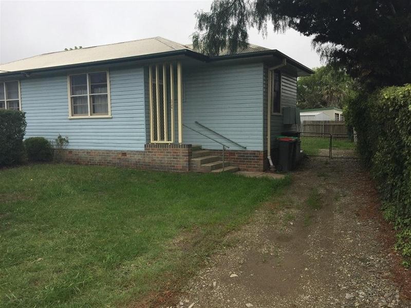 2/172 Canambe Street, Armidale NSW 2350