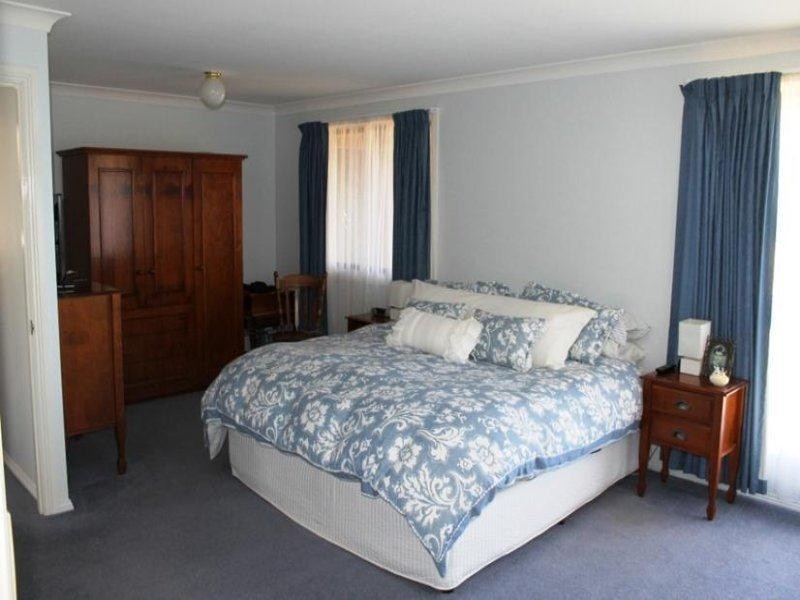 24 MCCARTHY Crescent, Armidale NSW 2350