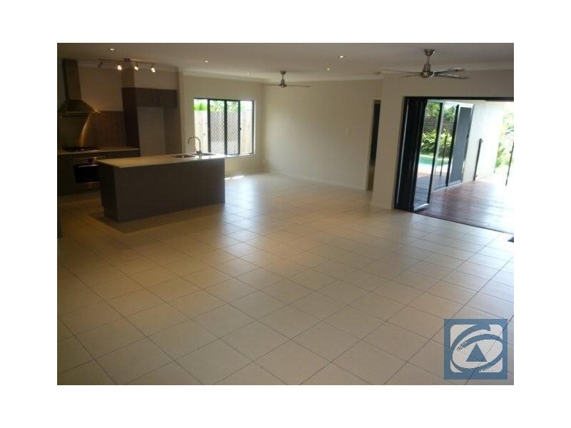 8 Savaii Close, Palm Cove QLD 4879