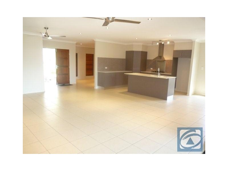 8 Savaii Close, Palm Cove QLD 4879