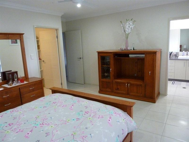 24 Rainbow Street, Kanimbla QLD 4870