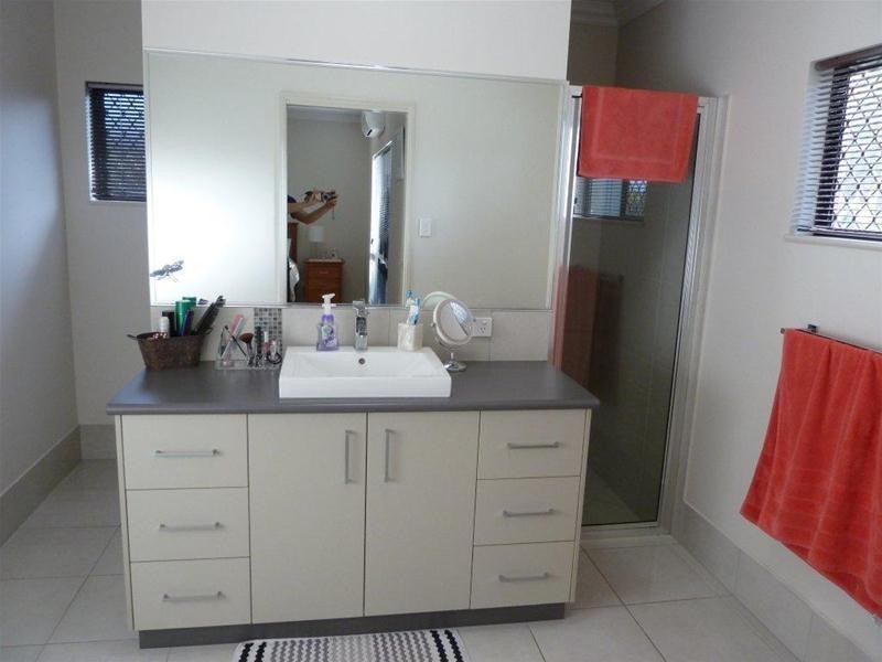 24 Rainbow Street, Kanimbla QLD 4870