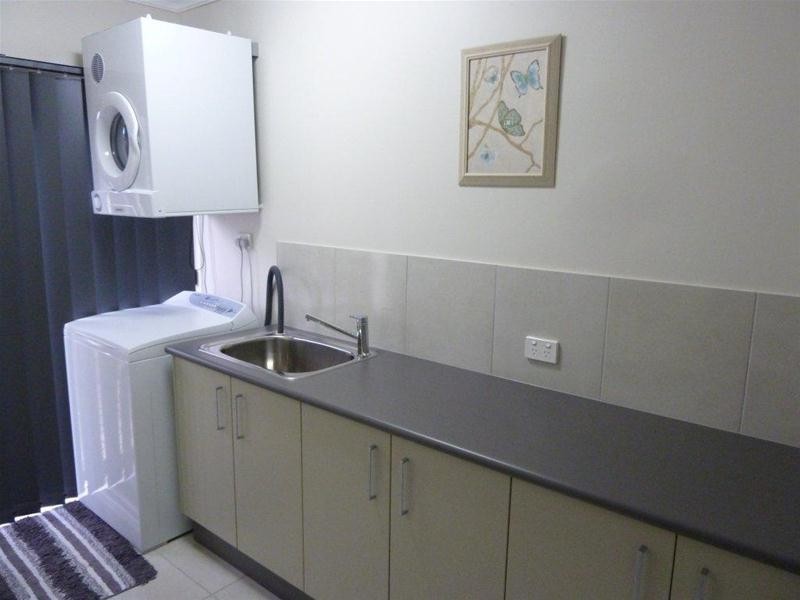 24 Rainbow Street, Kanimbla QLD 4870