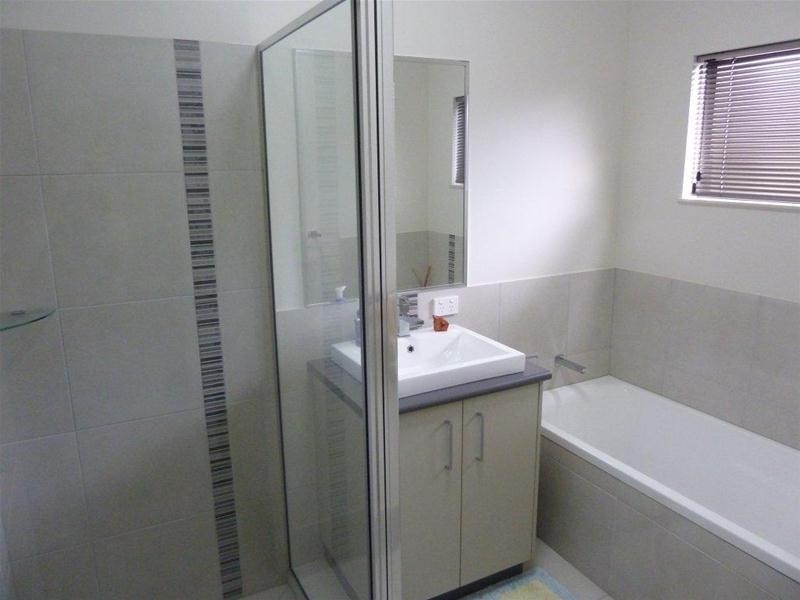 24 Rainbow Street, Kanimbla QLD 4870