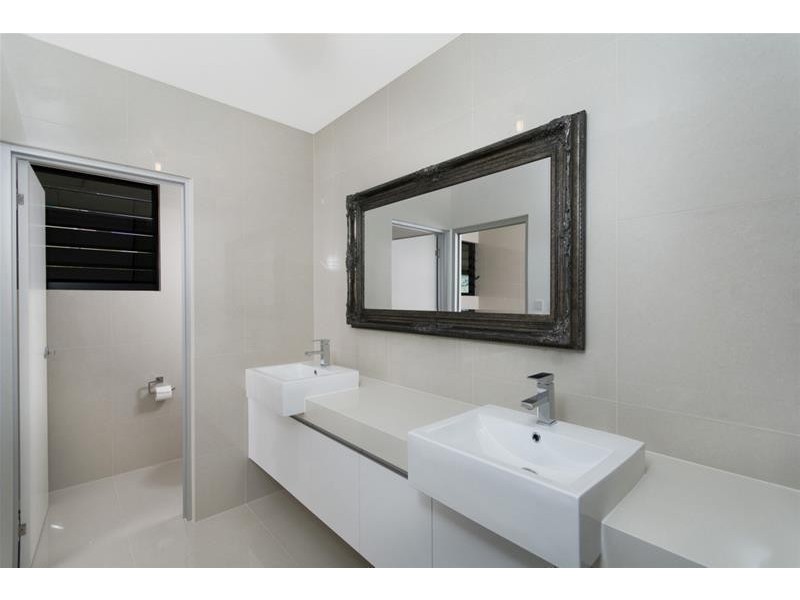 7-9 The Peak, Brinsmead QLD 4870