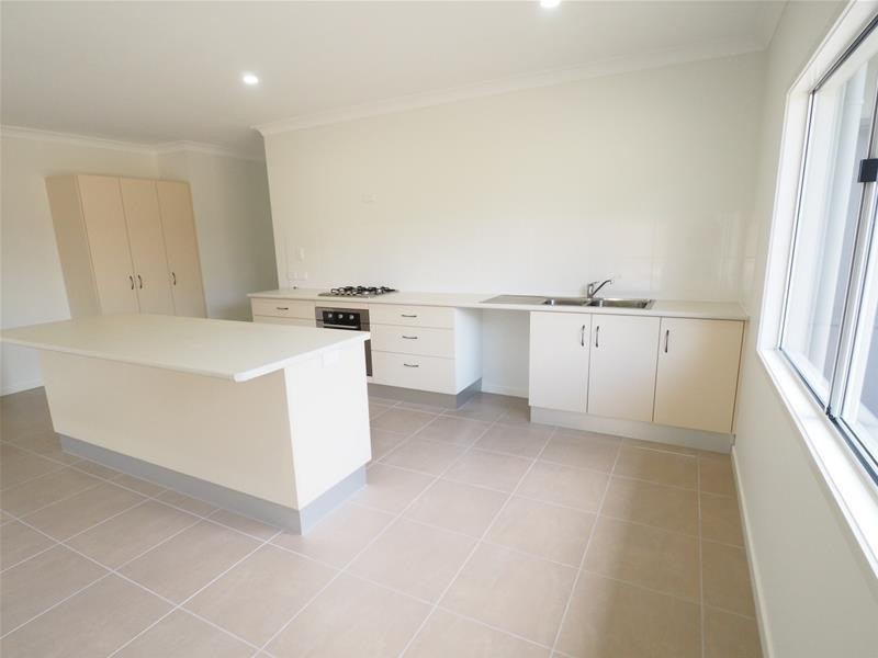 77 Upper Miles Street, Manoora QLD 4870