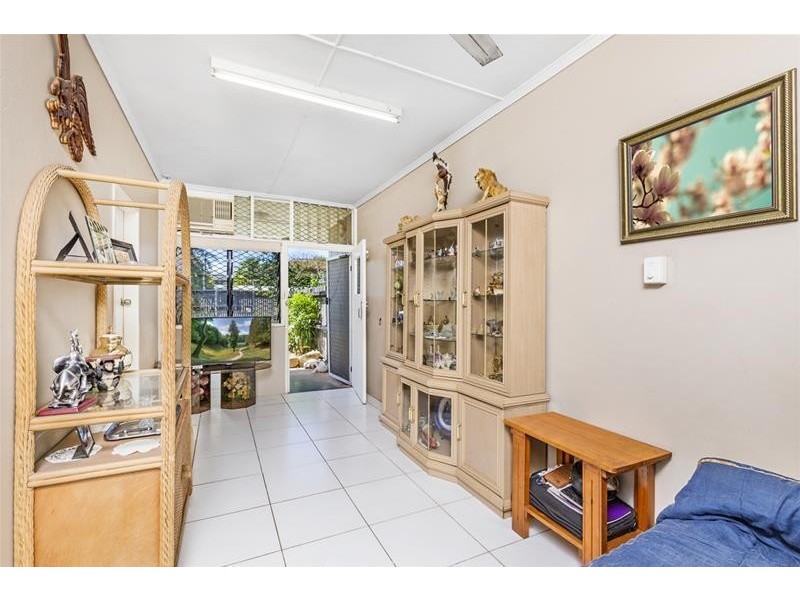 2/233 Buchan Street, Westcourt QLD 4870