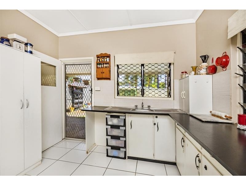 2/233 Buchan Street, Westcourt QLD 4870