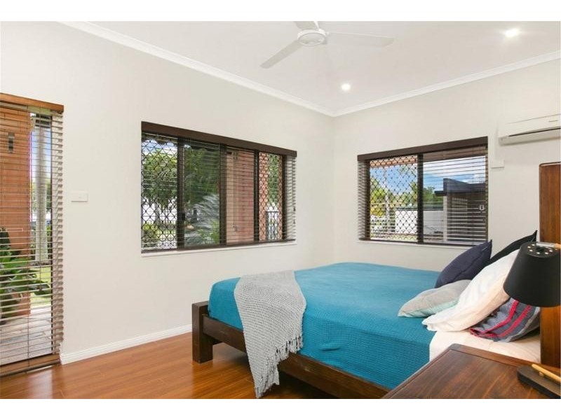 2/271-273 Esplanade, Cairns North QLD 4870