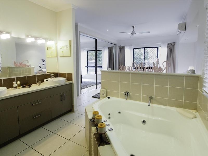 11 Willie Ming Close, Redlynch QLD 4870