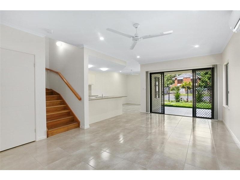 2/116 Callaghan Street, Mooroobool QLD 4870