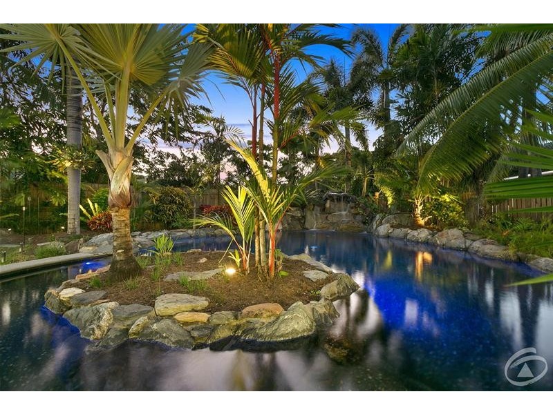 8  Fry  Close, Whitfield QLD 4870