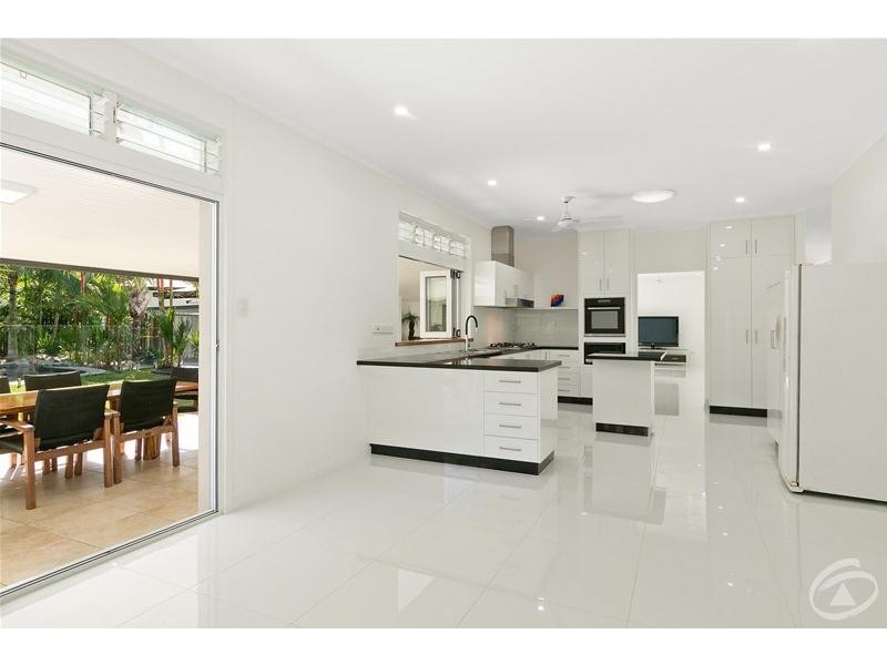 8  Fry  Close, Whitfield QLD 4870