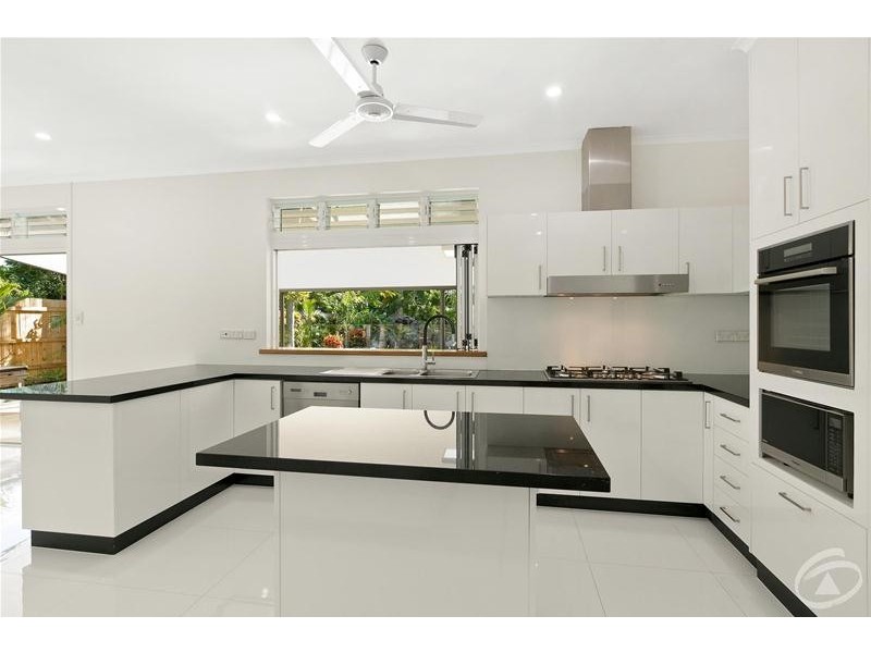 8  Fry  Close, Whitfield QLD 4870