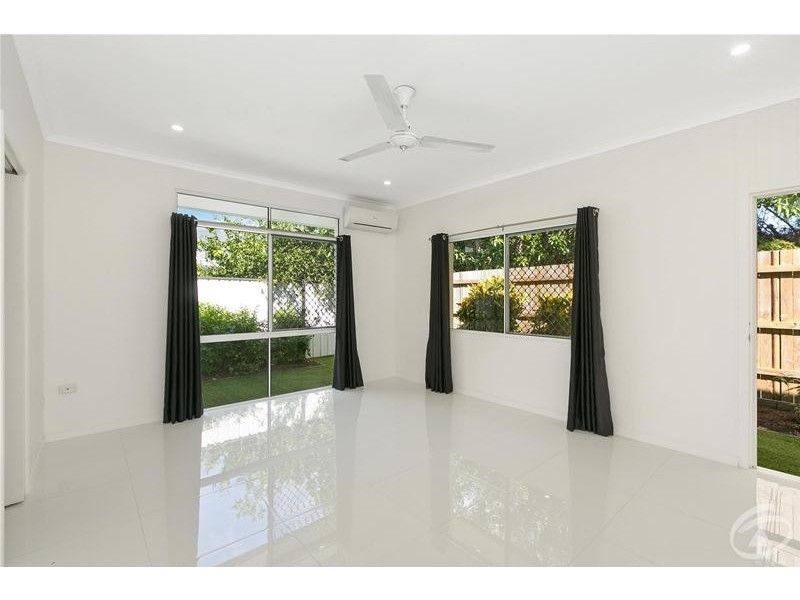 8  Fry  Close, Whitfield QLD 4870