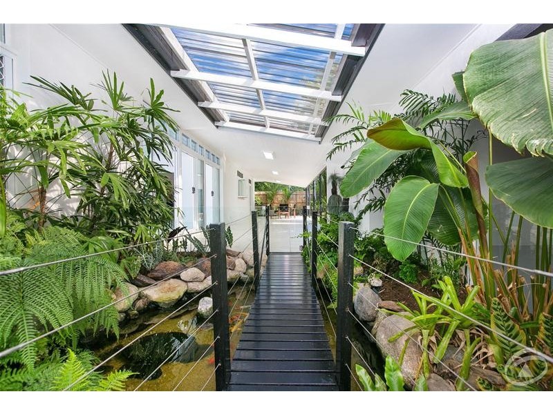 8  Fry  Close, Whitfield QLD 4870