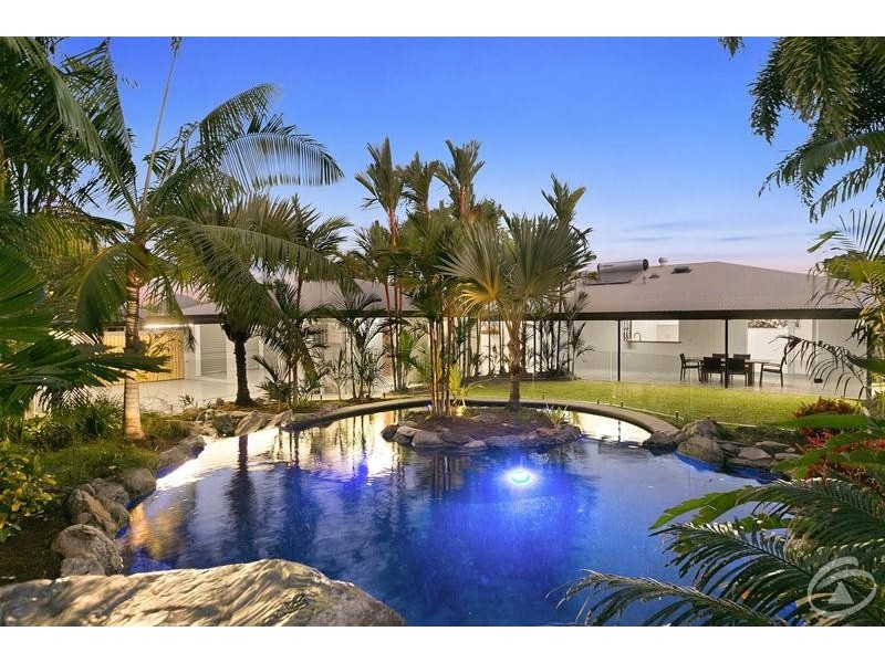 8  Fry  Close, Whitfield QLD 4870