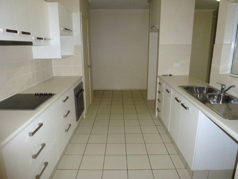 11 callum Street, Mooroobool QLD 4870