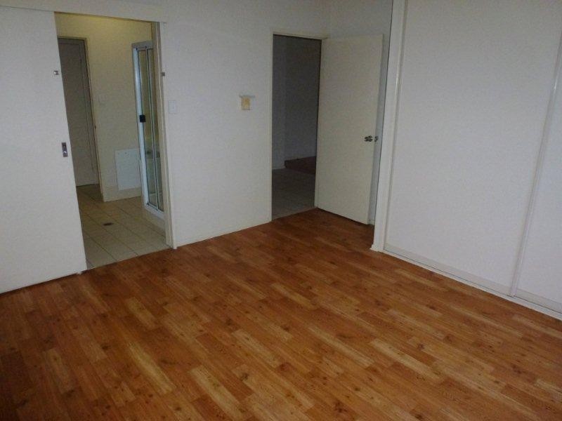 11 callum Street, Mooroobool QLD 4870