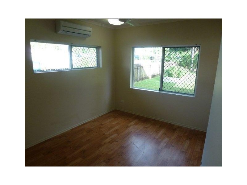 11 callum Street, Mooroobool QLD 4870