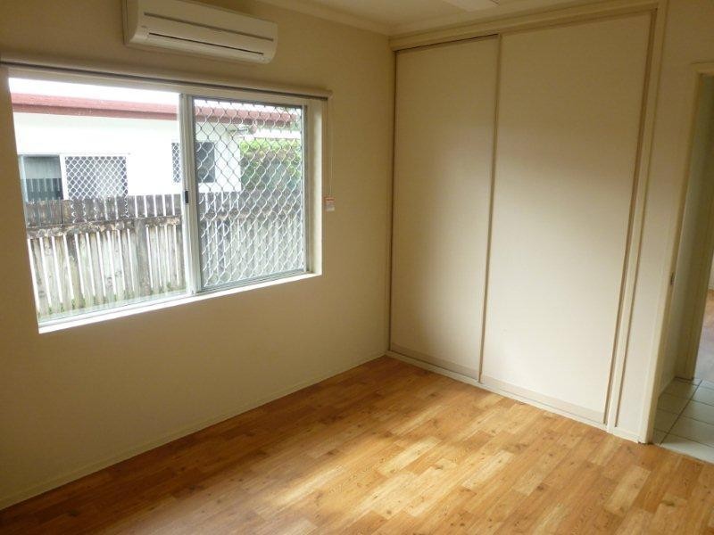 11 callum Street, Mooroobool QLD 4870