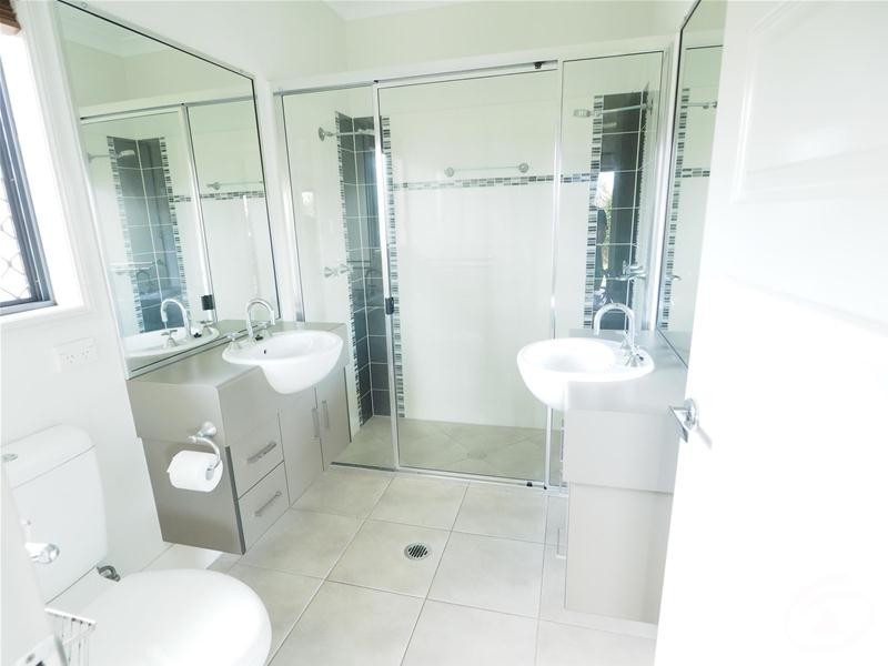 15 Elphinstone Street, Kanimbla QLD 4870