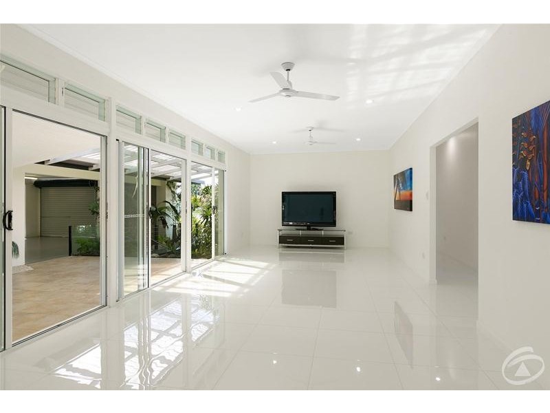 8 Fry Close, Whitfield QLD 4870