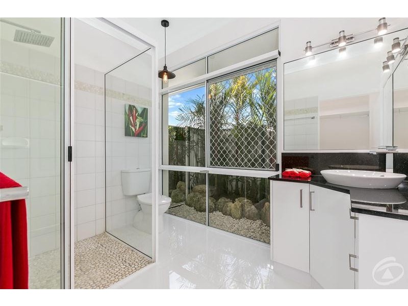 8 Fry Close, Whitfield QLD 4870