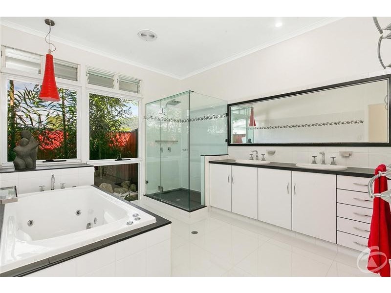 8 Fry Close, Whitfield QLD 4870