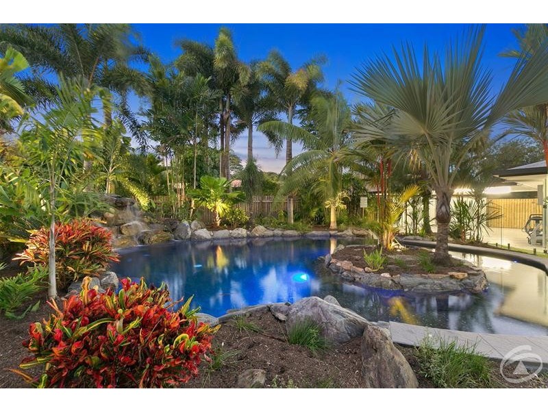 8 Fry Close, Whitfield QLD 4870