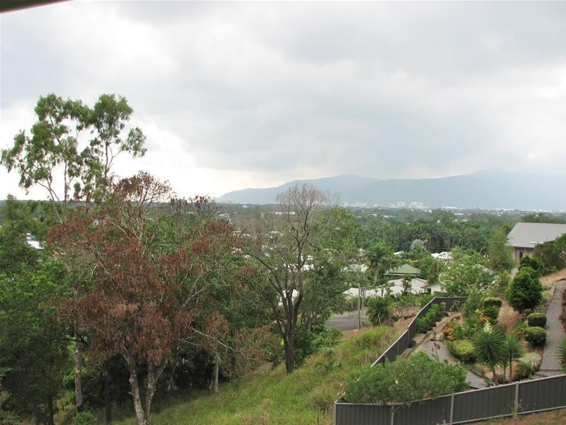 17 Eleanor Close, Mooroobool QLD 4870