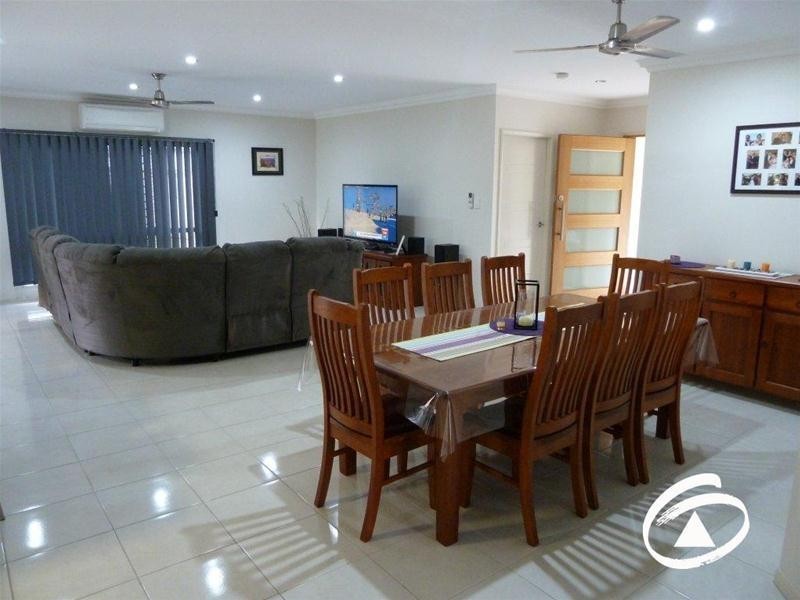 24 Rainbow Street, Kanimbla QLD 4870