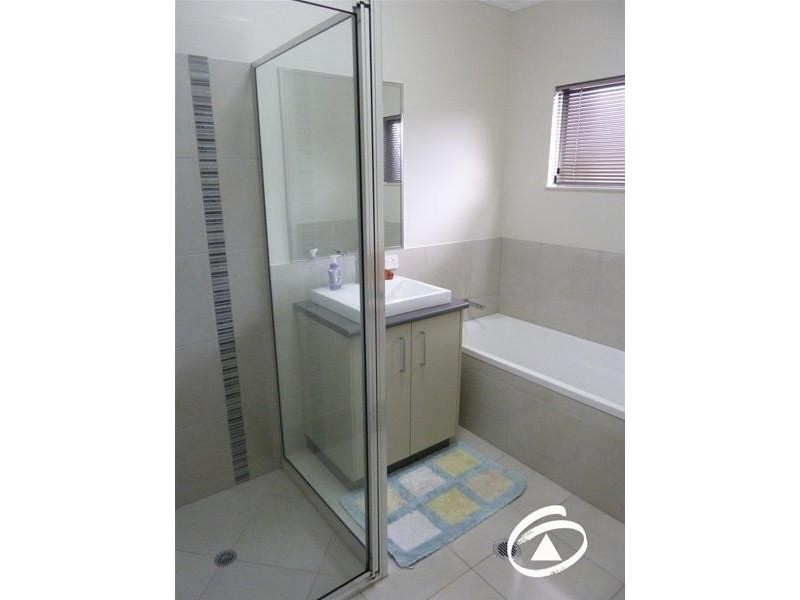 24 Rainbow Street, Kanimbla QLD 4870