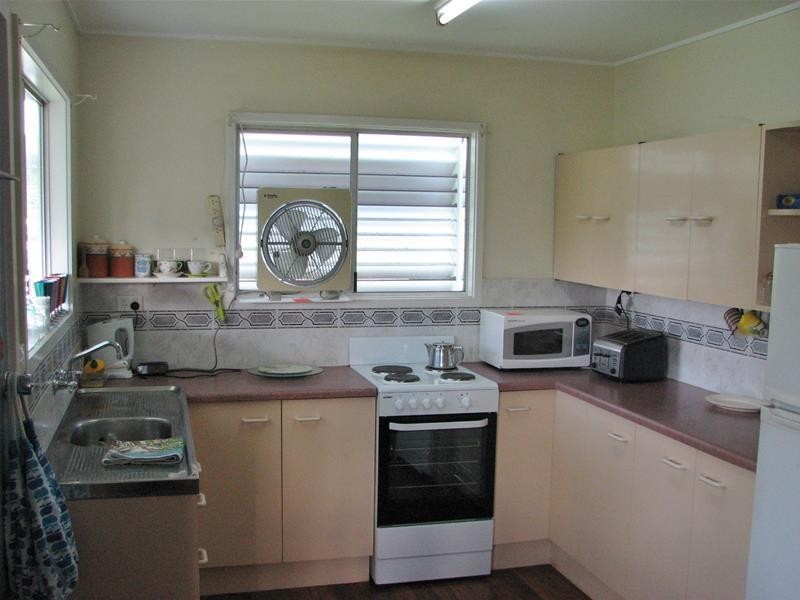 4 Elmire Close, Westcourt QLD 4870