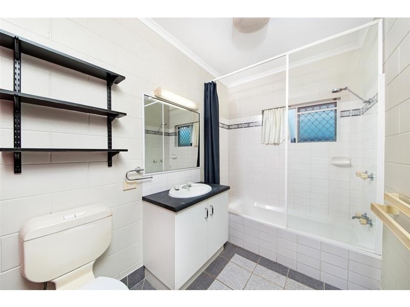 4/2 Ingham Court, Mooroobool QLD 4870