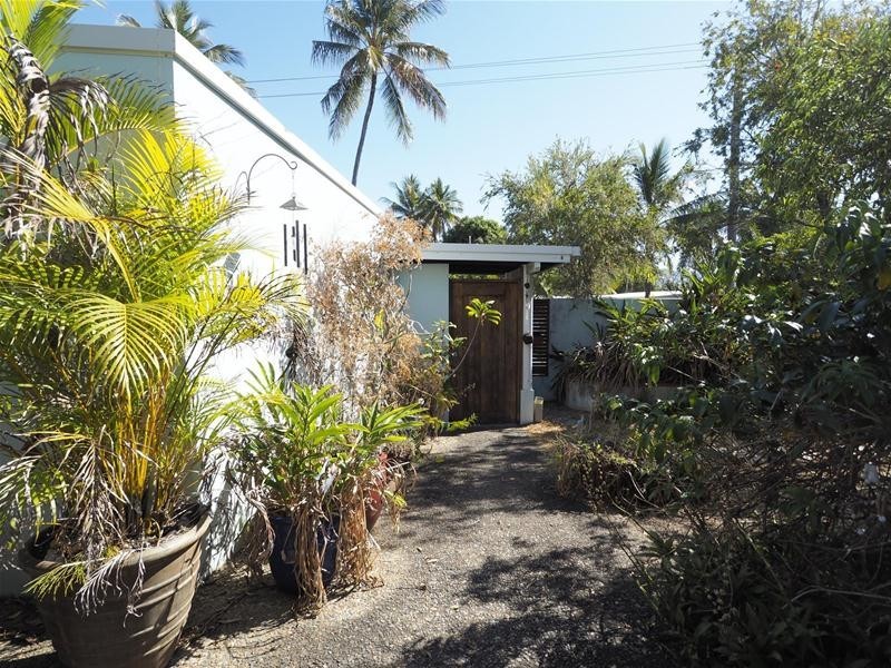 6 Coconut Street, Holloways Beach QLD 4878