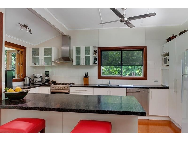 6 Draper Place, Whitfield QLD 4870